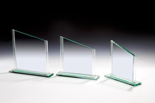 Glaspokal mit polierten Glasstangen